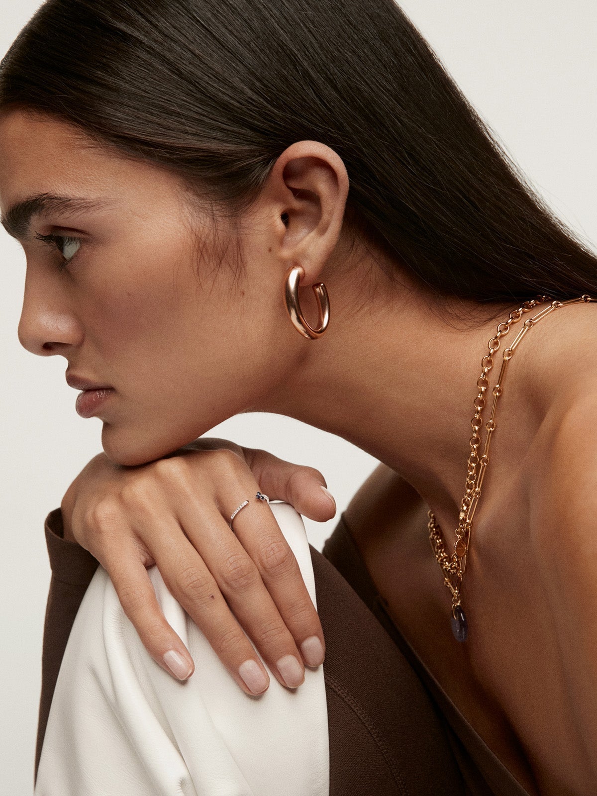 Anillo de oro blanco de 9K con diamantes y trébol de zafiros azules