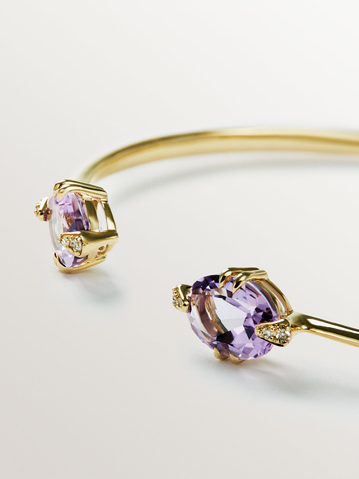 Pulsera abierta de oro amarillo de 9K con amatistas rosas y diamantes