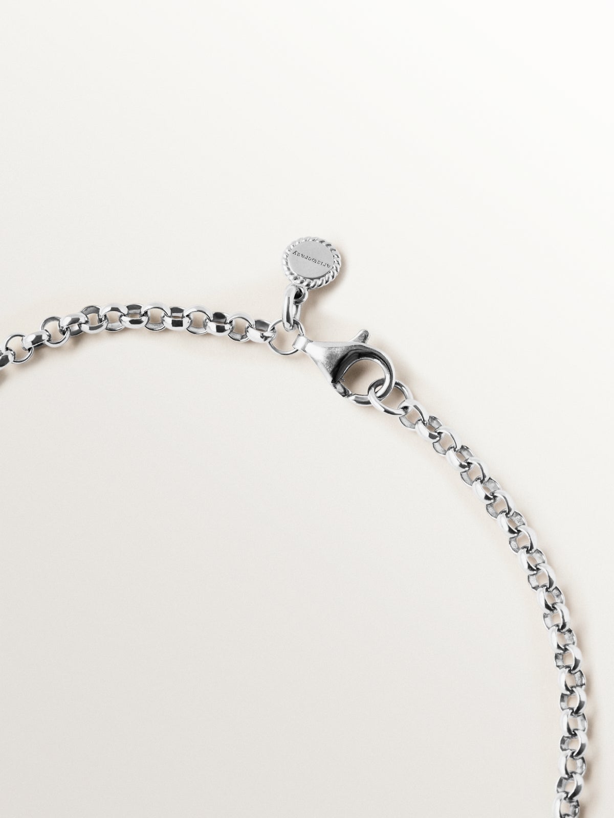 Colgante trenzado de plata 925 bañada en rodio y oro amarillo de 18K con pavé de topacios blancos