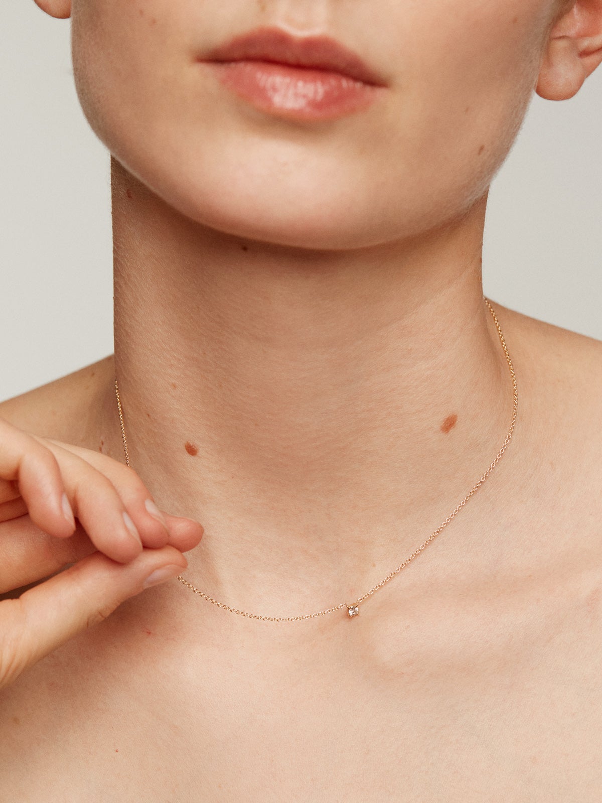 Colgante de oro amarillo de 18K con diamante de 0,1 cts