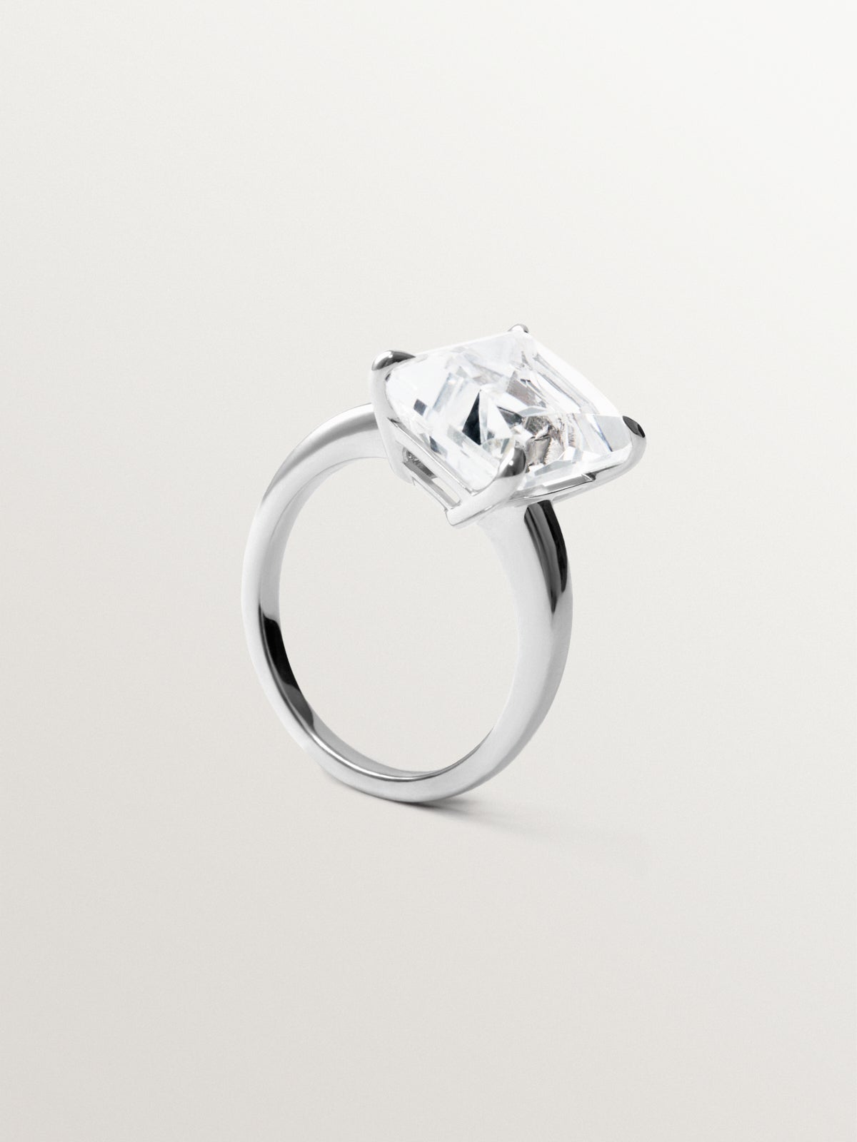 Anillo solitario de plata 925 con cuarzo blanco
