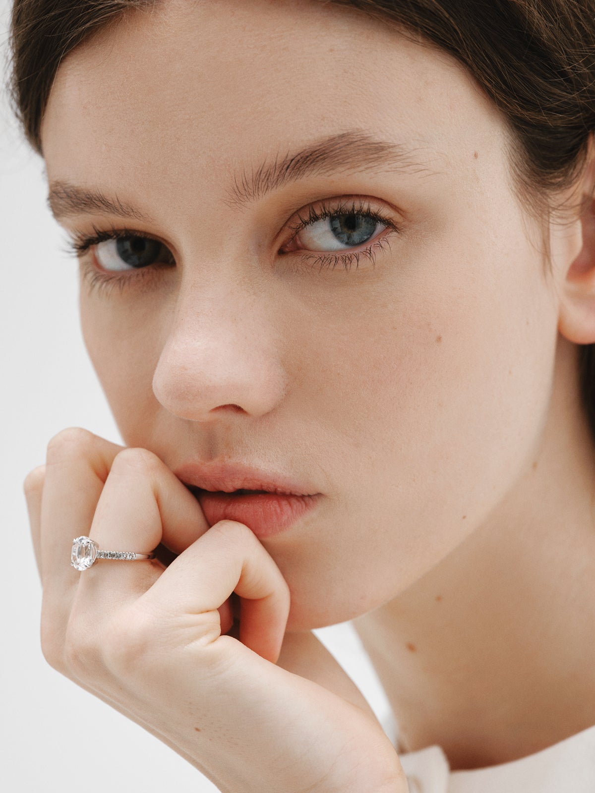 Anillo solitario de plata 925 con cuarzo y topacios blancos