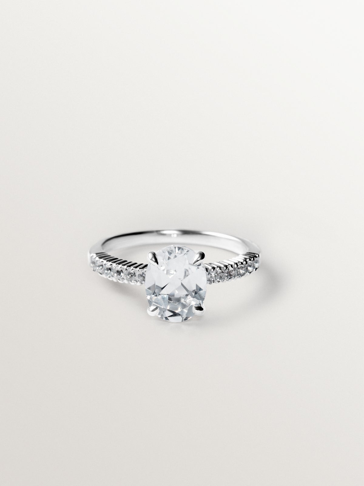 Anillo solitario de plata 925 con cuarzo y topacios blancos