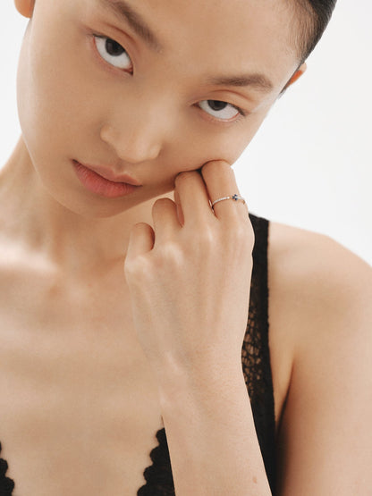 Anillo de oro blanco de 9K con diamantes y trébol de zafiros azules