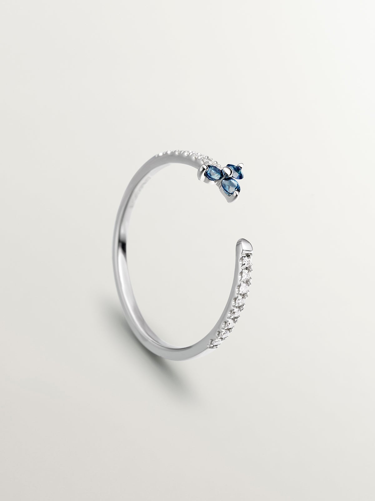 Anillo de oro blanco de 9K con diamantes y trébol de zafiros azules