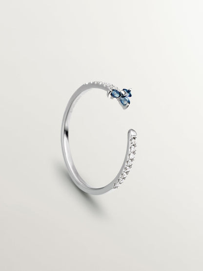 Anillo de oro blanco de 9K con diamantes y trébol de zafiros azules