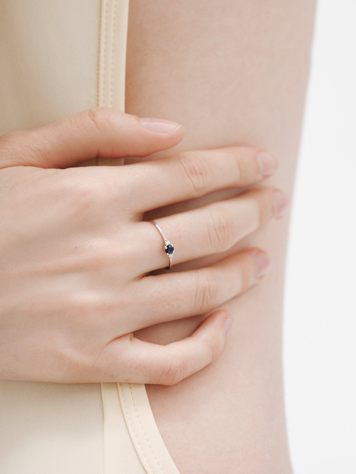 Anillo de oro blanco de 9K con zafiro azul y diamantes