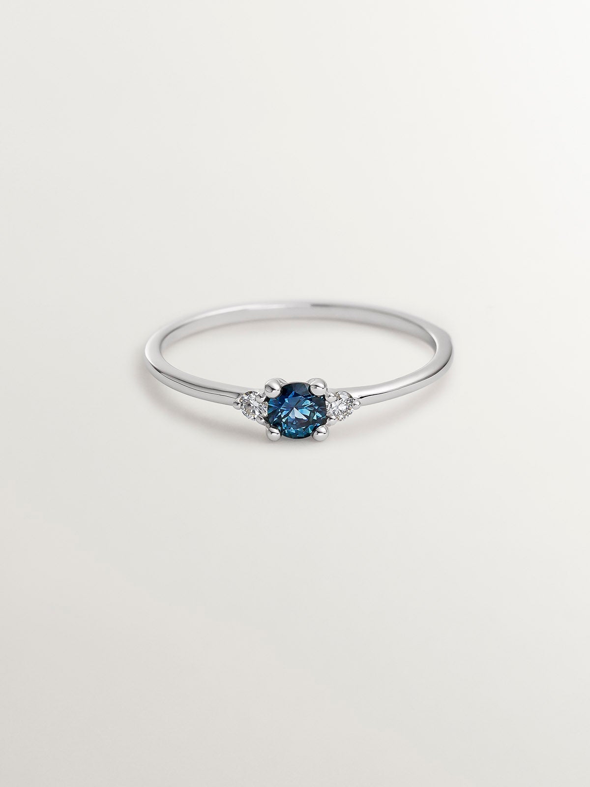 Anillo de oro blanco de 9K con zafiro azul y diamantes