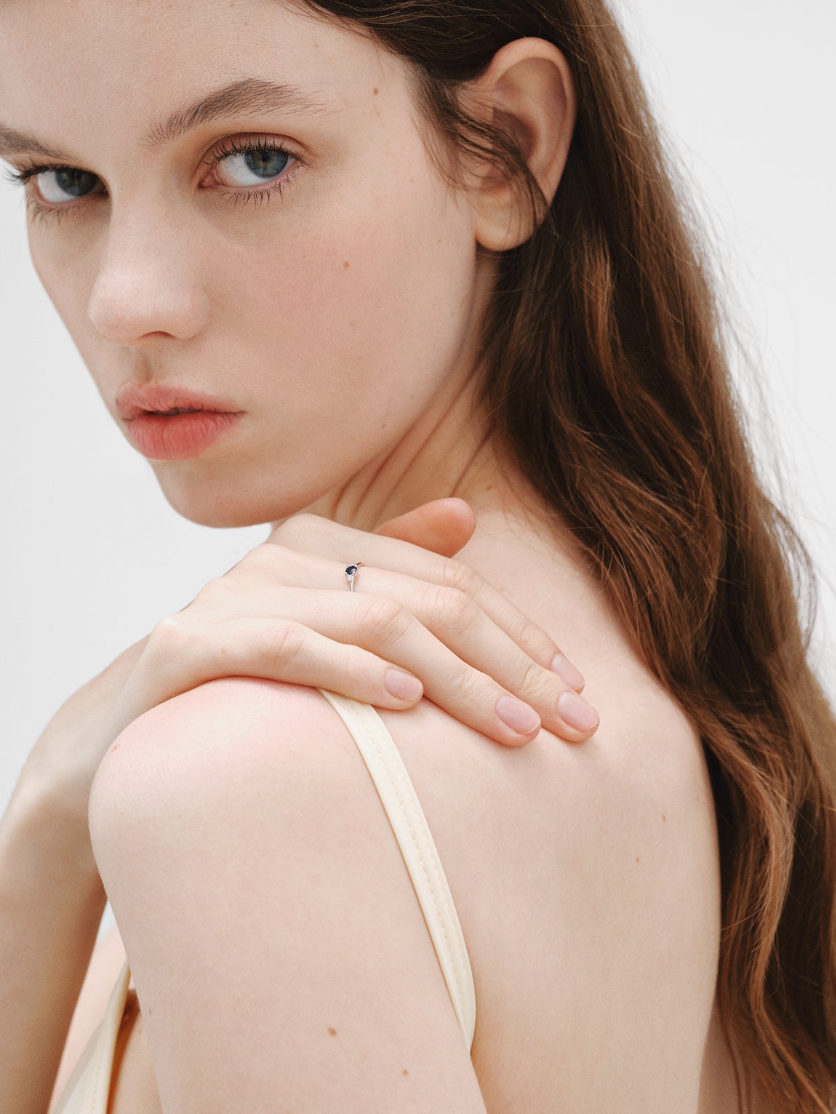 Anillo de oro blanco de 9K con zafiro azul y diamantes