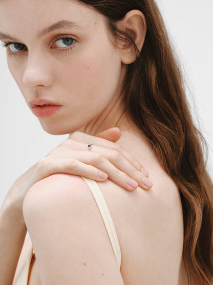 Anillo de oro blanco de 9K con zafiro azul y diamantes