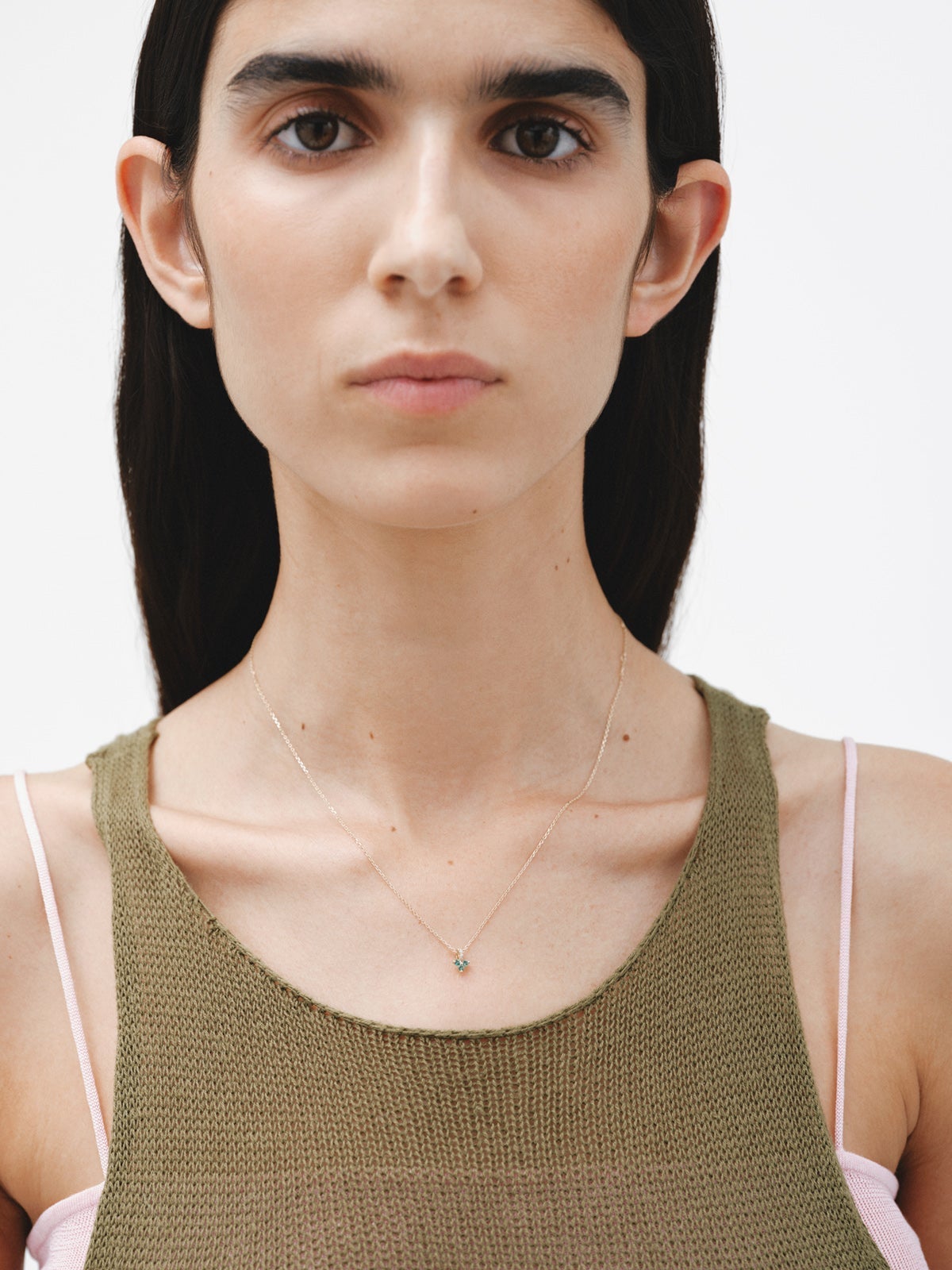 Colgante de oro amarillo de 9K con trébol de esmeraldas y diamantes