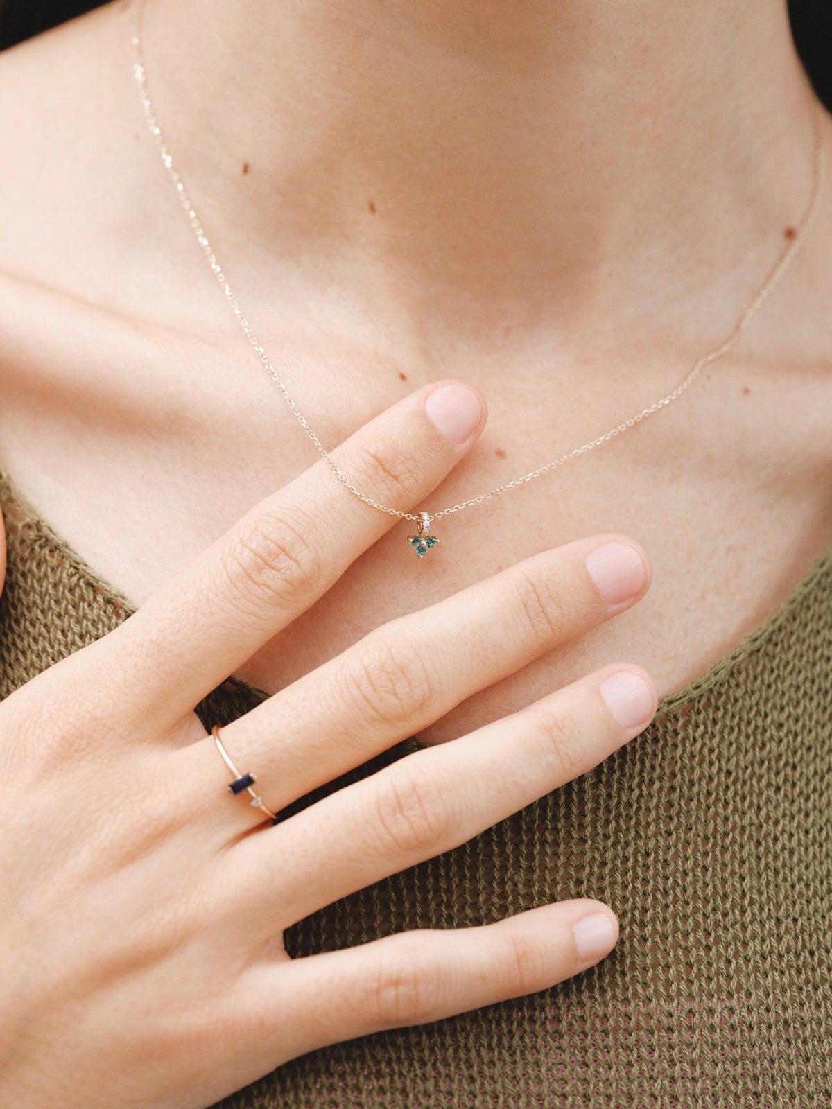 Colgante de oro amarillo de 9K con trébol de esmeraldas y diamantes