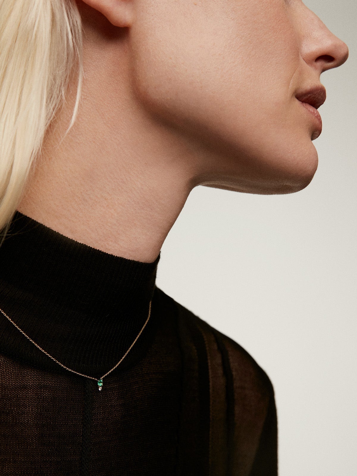 Colgante de oro amarillo de 9K con esmeralda y diamante