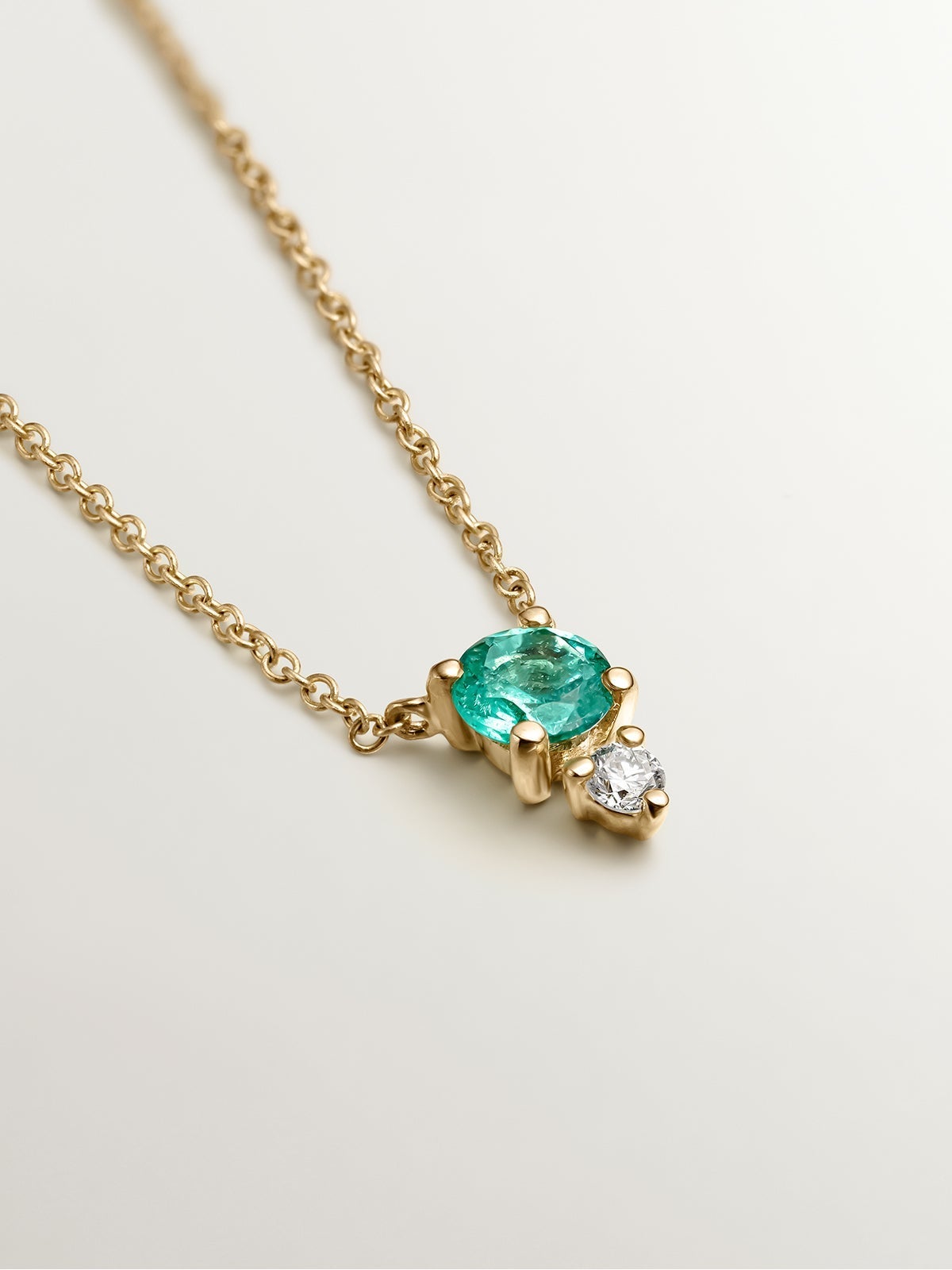 Colgante de oro amarillo de 9K con esmeralda y diamante