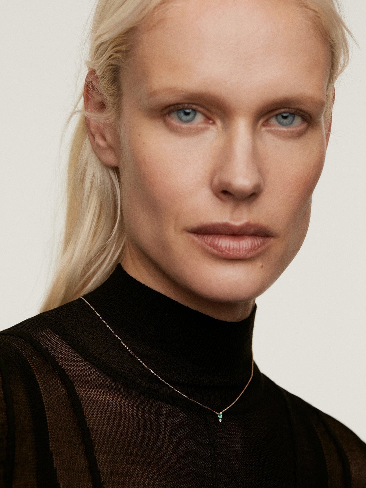 Colgante de oro amarillo de 9K con esmeralda y diamante