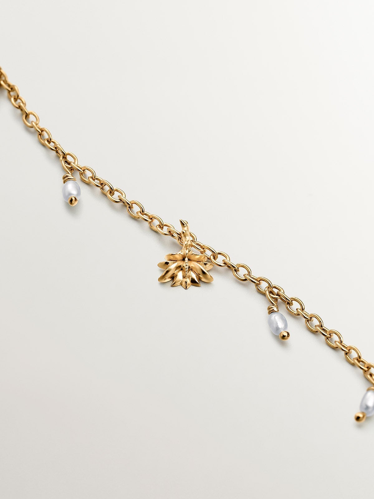 Pulsera de plata 925 bañada en oro amarillo de 18K con perlas de río y nenúfar