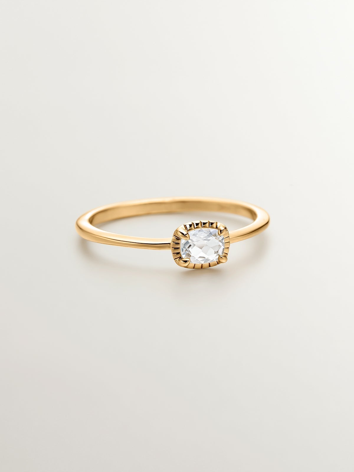 Anillo de plata 925 bañada en oro amarillo de 18K con topacio blanco
