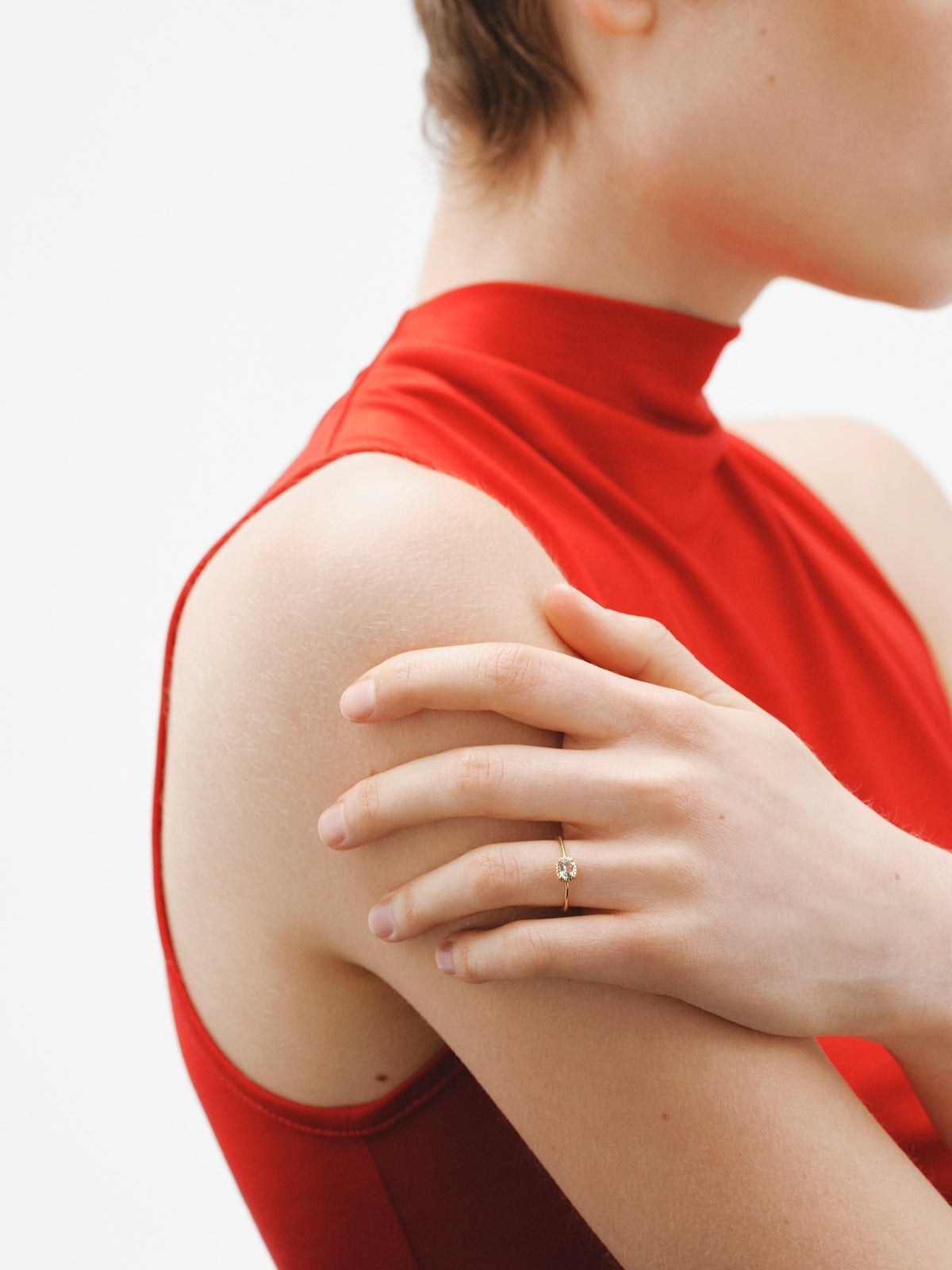 Anillo de plata 925 bañada en oro amarillo de 18K con topacio blanco