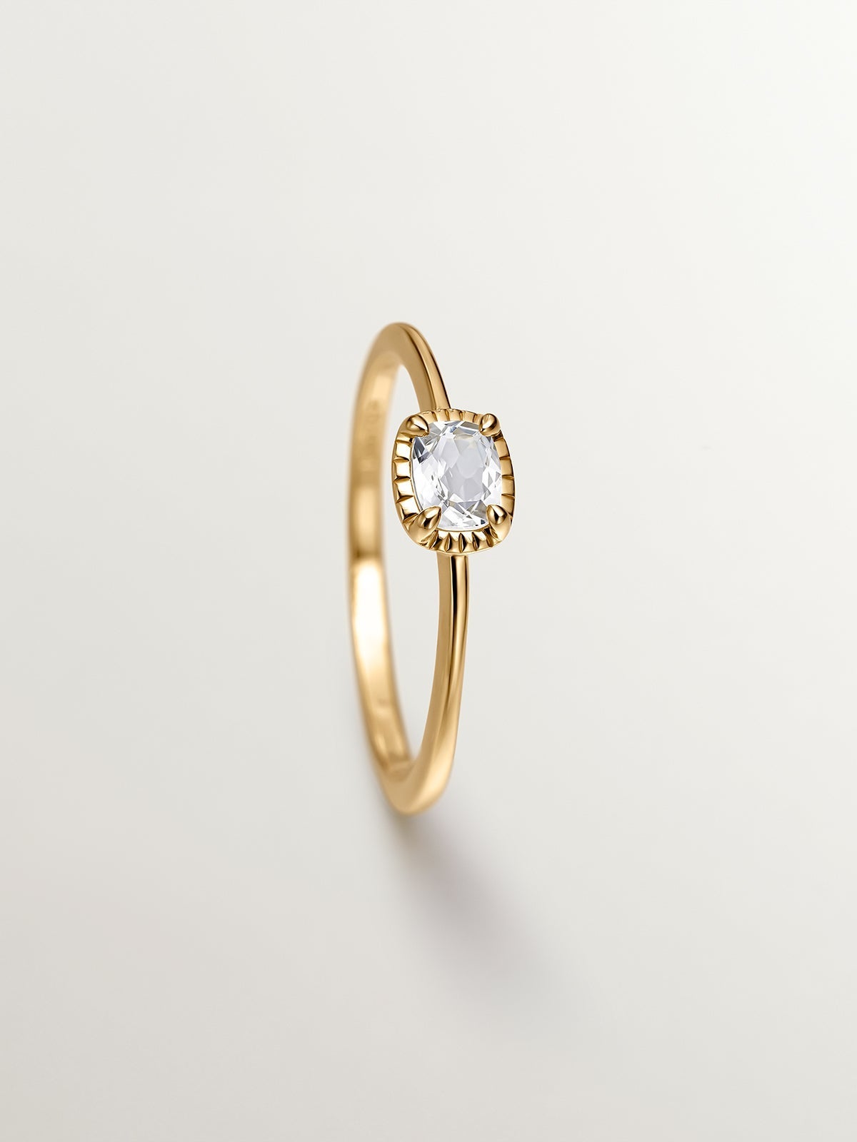 Anillo de plata 925 bañada en oro amarillo de 18K con topacio blanco