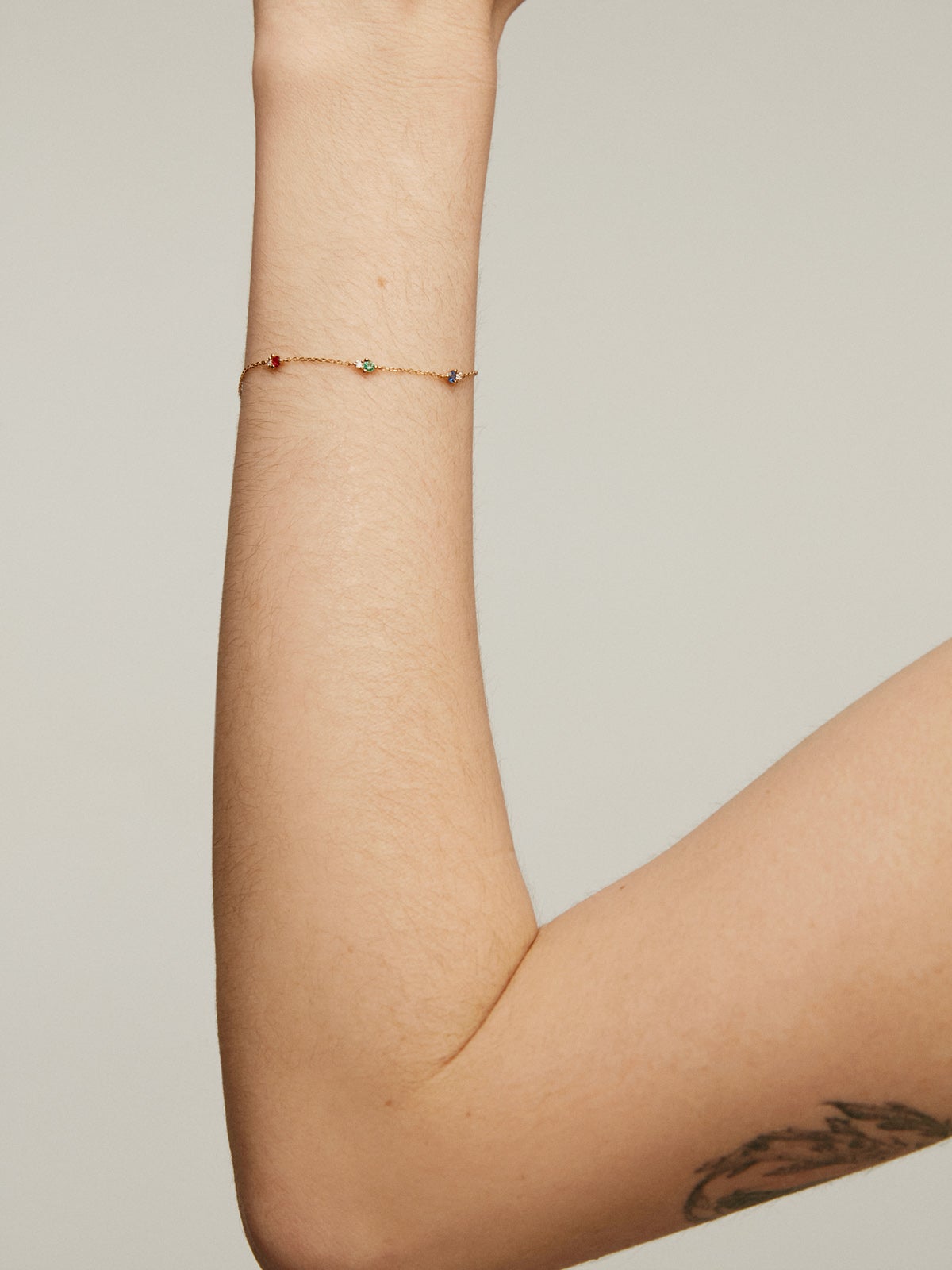 Pulsera de oro amarillo de 9K con zafiro, esmeralda, rubí y diamantes