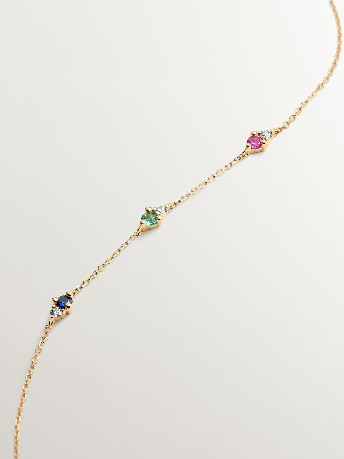 Pulsera de oro amarillo de 9K con zafiro, esmeralda, rubí y diamantes