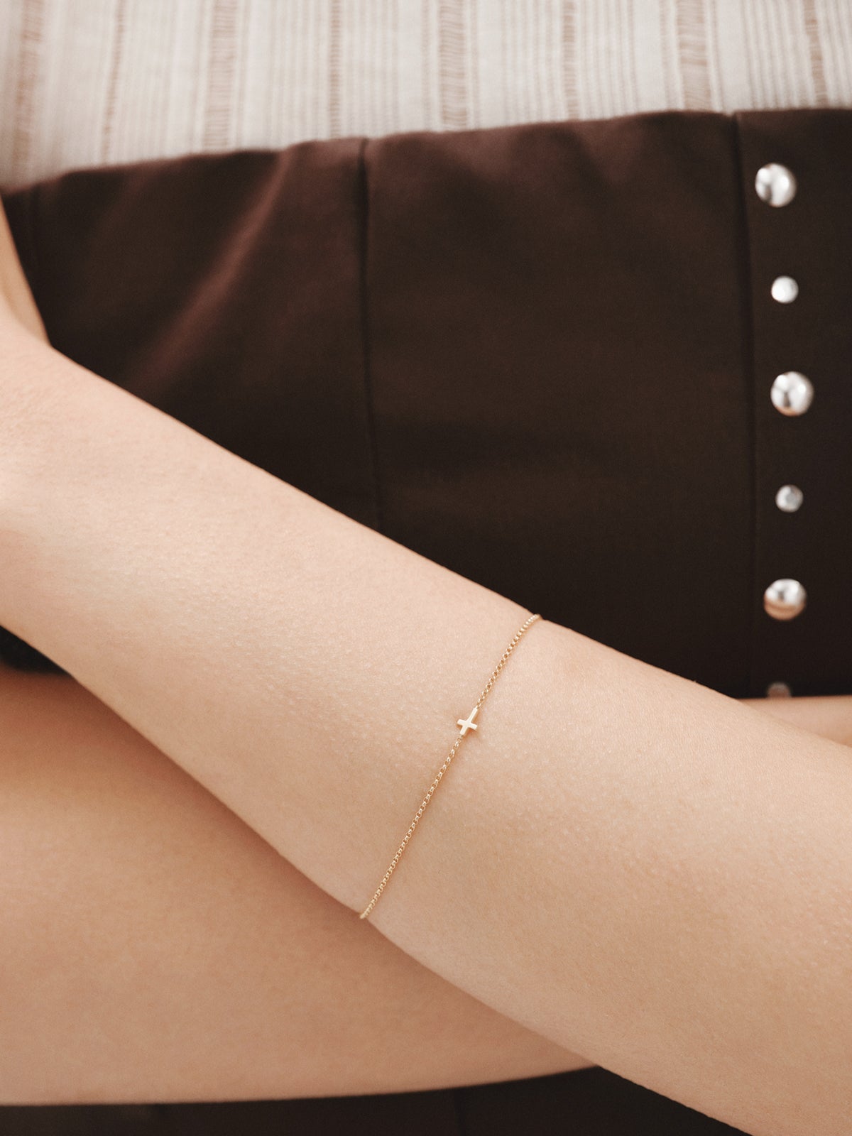 Pulsera de oro amarillo de 9K con cruz