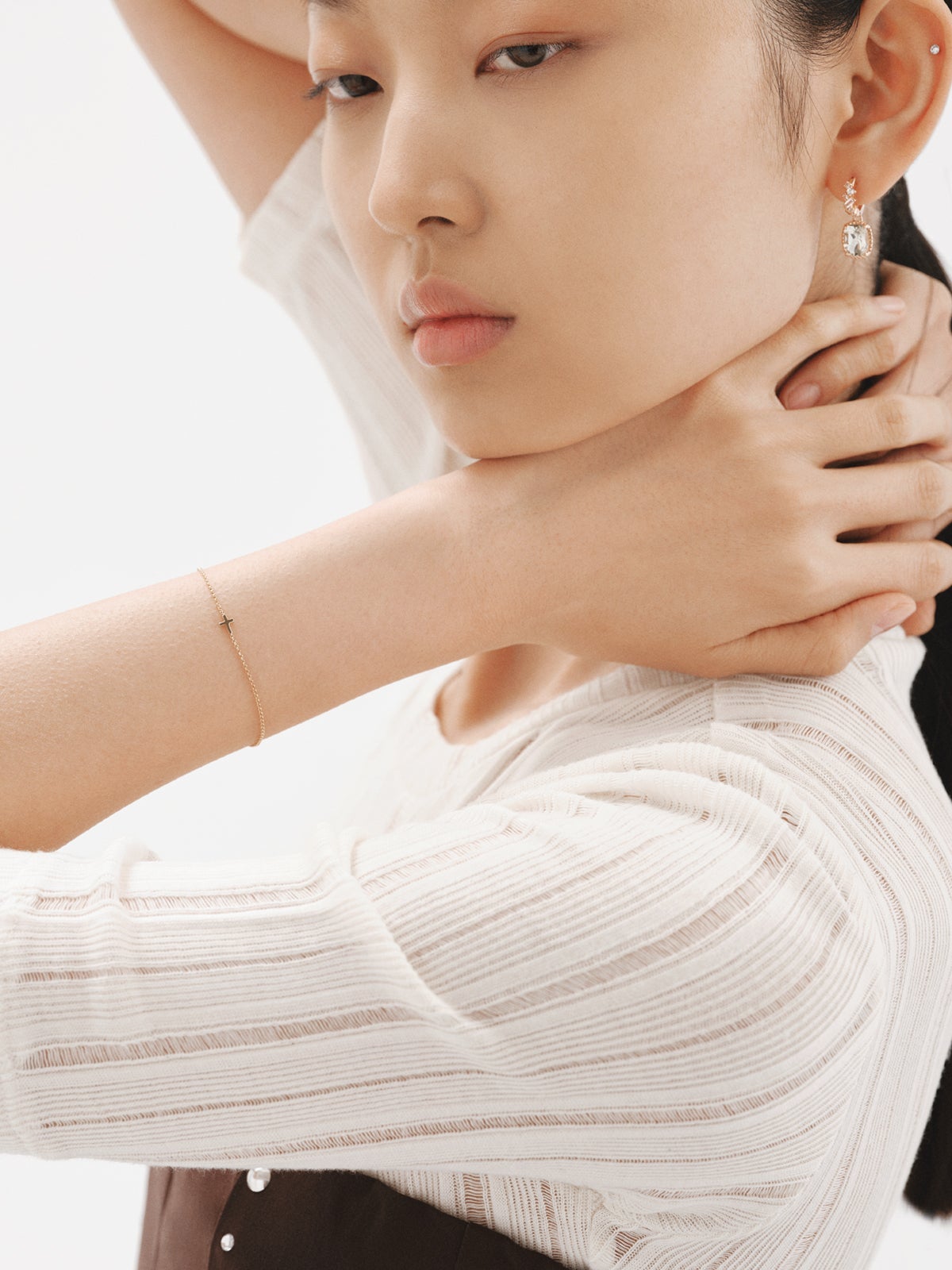 Pulsera de oro amarillo de 9K con cruz