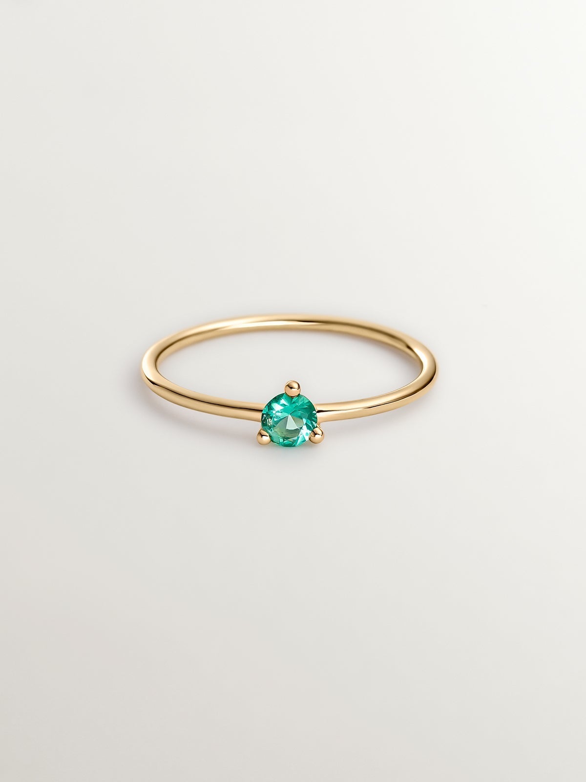 Anillo de oro amarillo de 9K con esmeralda verde