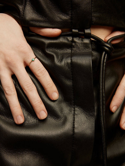 Anillo de oro amarillo de 9K con esmeralda verde