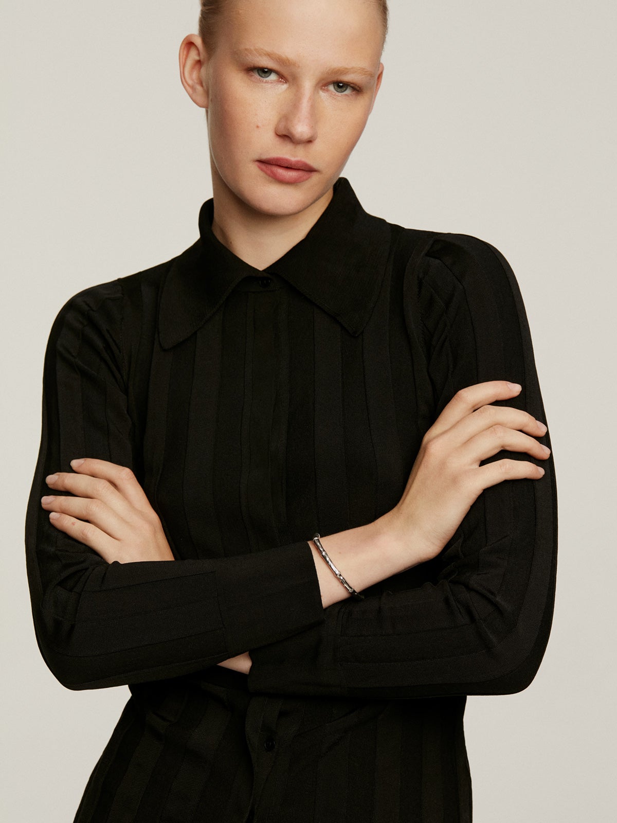 Pulsera tipo brazalete de plata 925 con textura de bambú