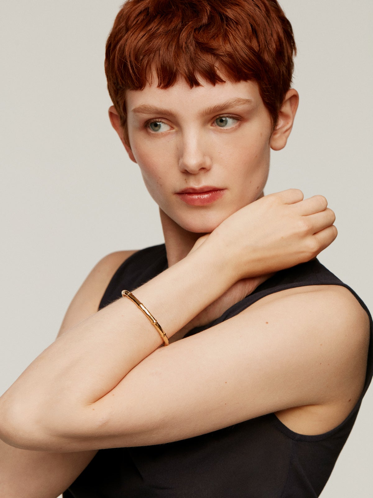 Pulsera tipo brazalete de plata 925 bañada en oro amarillo de 18K con textura de bambú