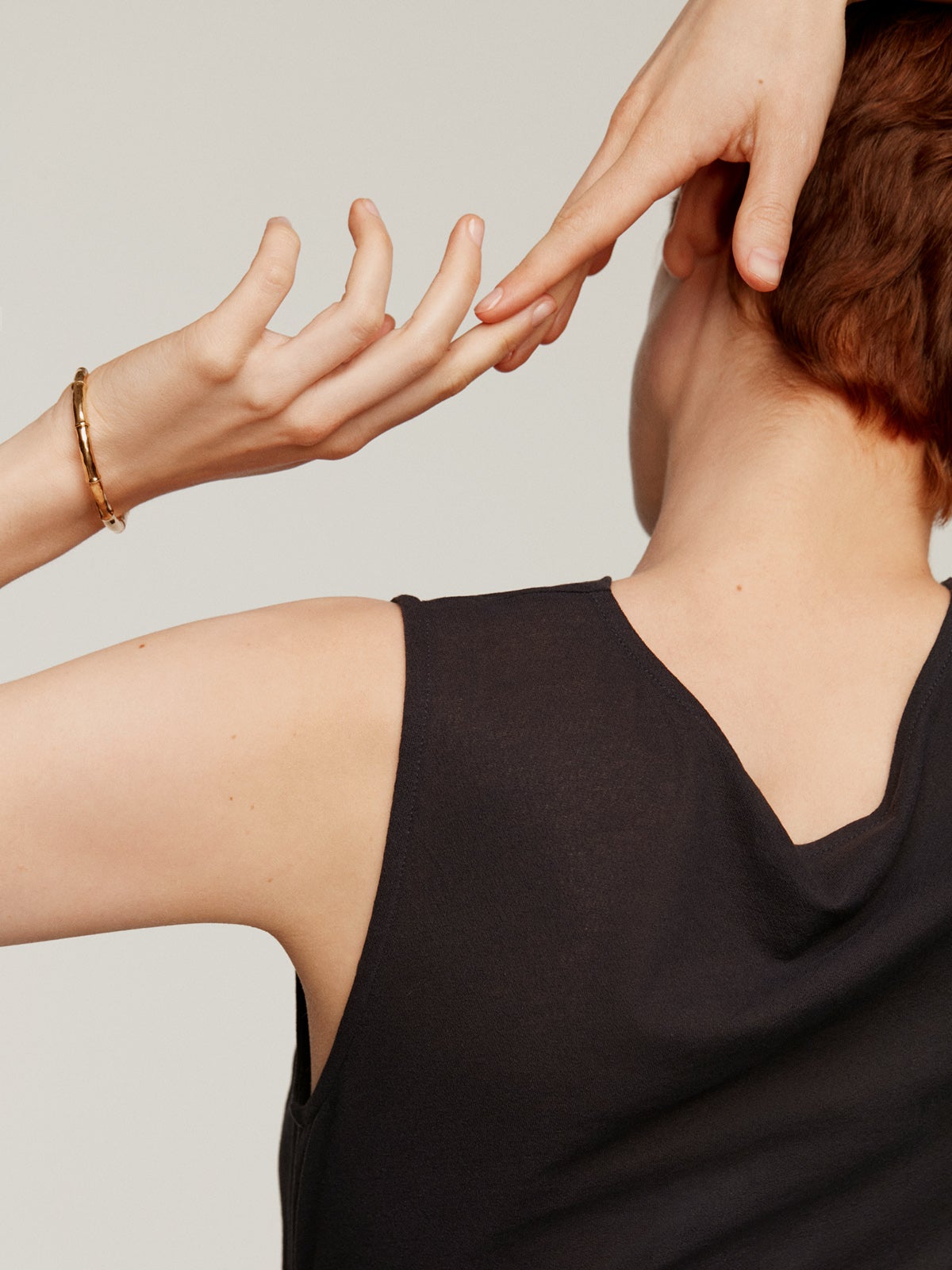 Pulsera tipo brazalete de plata 925 bañada en oro amarillo de 18K con textura de bambú