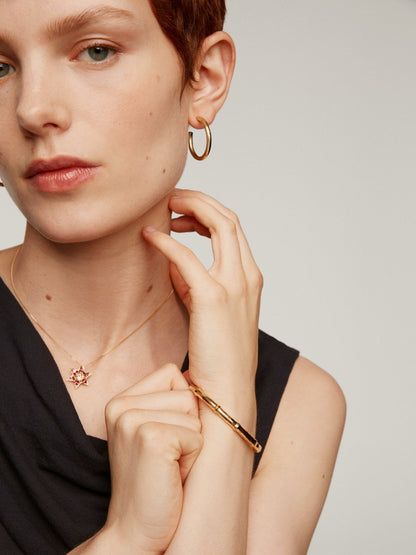 Pulsera tipo brazalete de plata 925 bañada en oro amarillo de 18K con textura de bambú