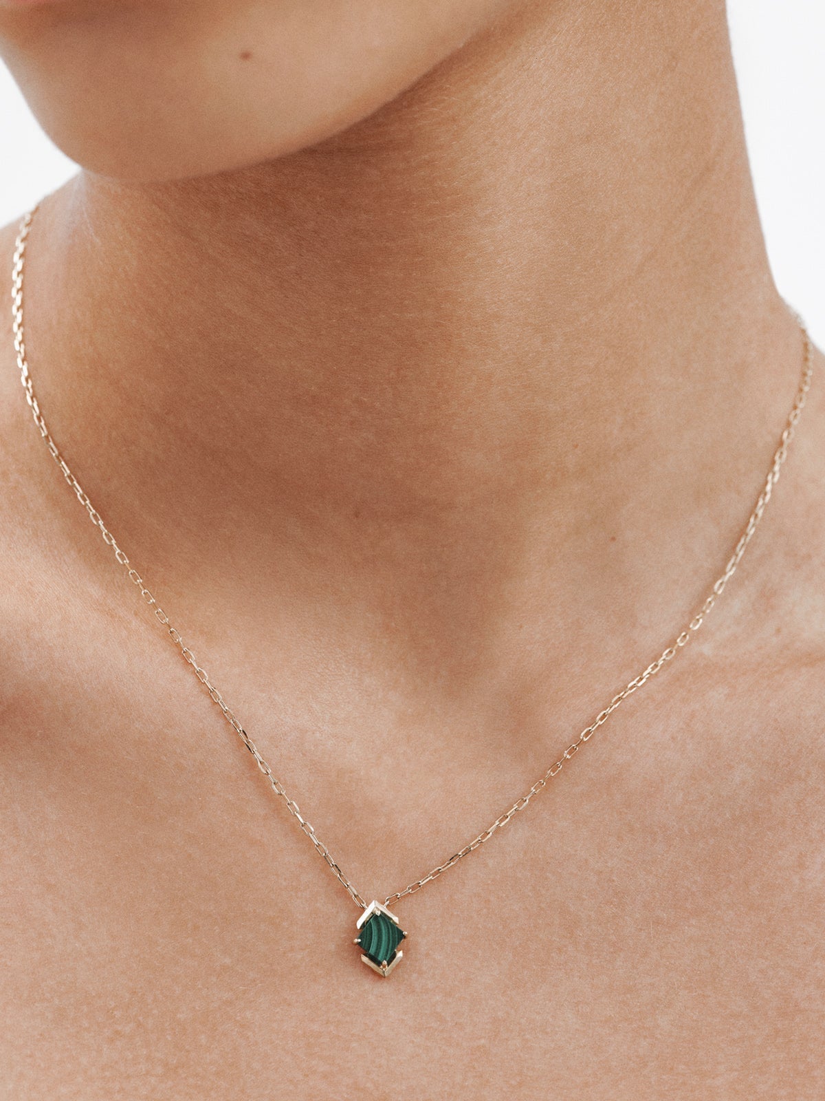 Colgante de oro amarillo de 9K con malaquita verde