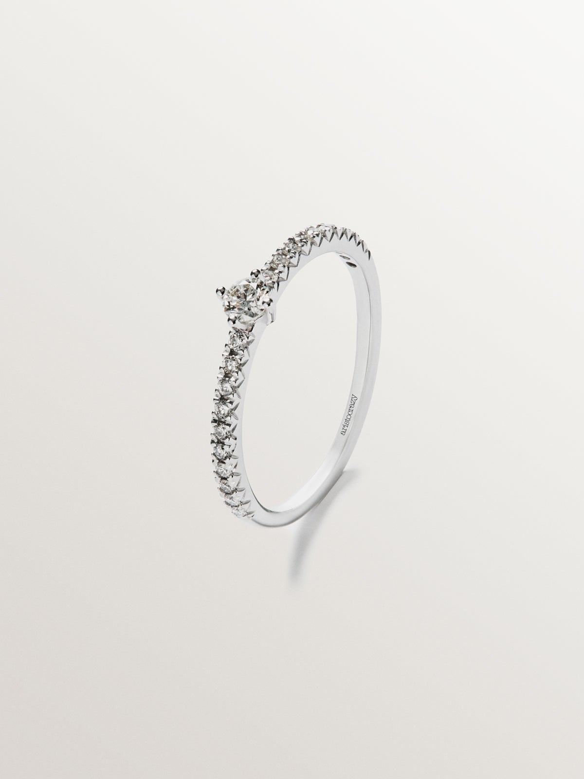 Anillo de oro blanco de 18K con diamantes