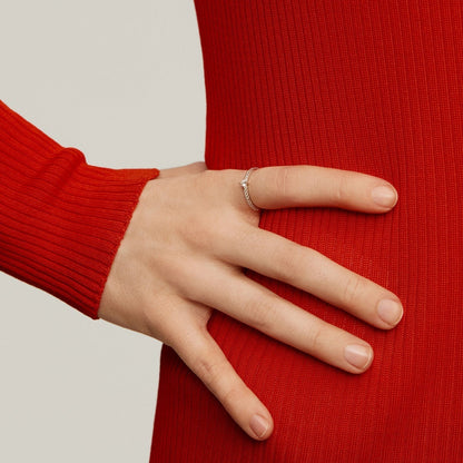 Anillo de oro blanco de 18K con diamantes