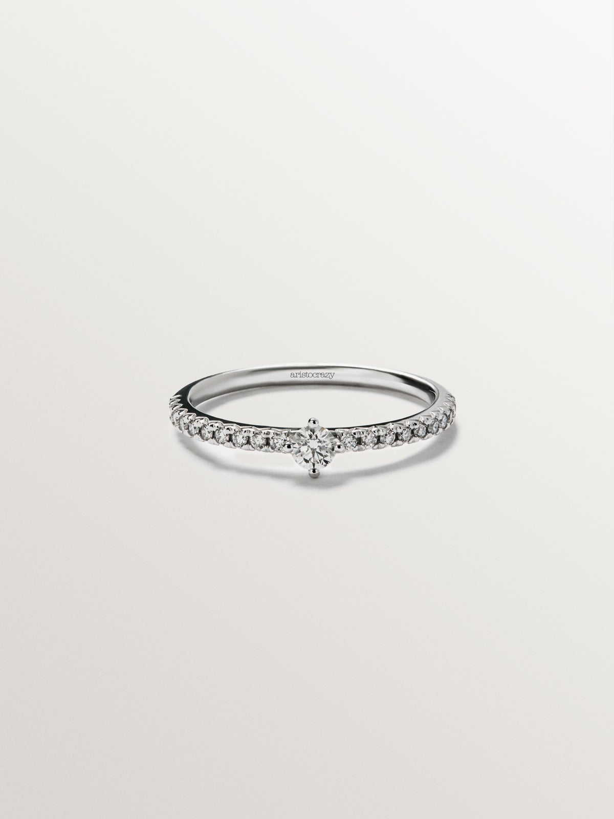 Anillo de oro blanco de 18K con diamantes