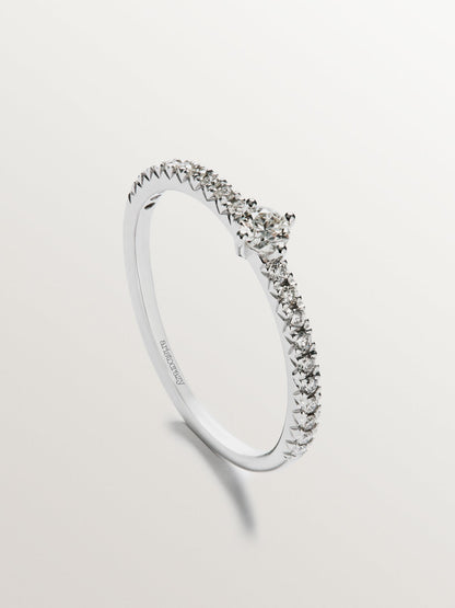 Anillo de oro blanco de 18K con diamantes