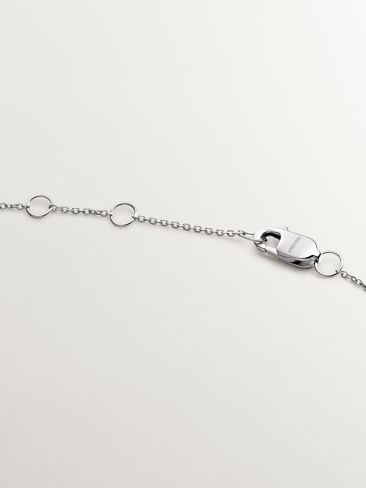 Colgante de oro blanco de 18K con estrella de diamantes