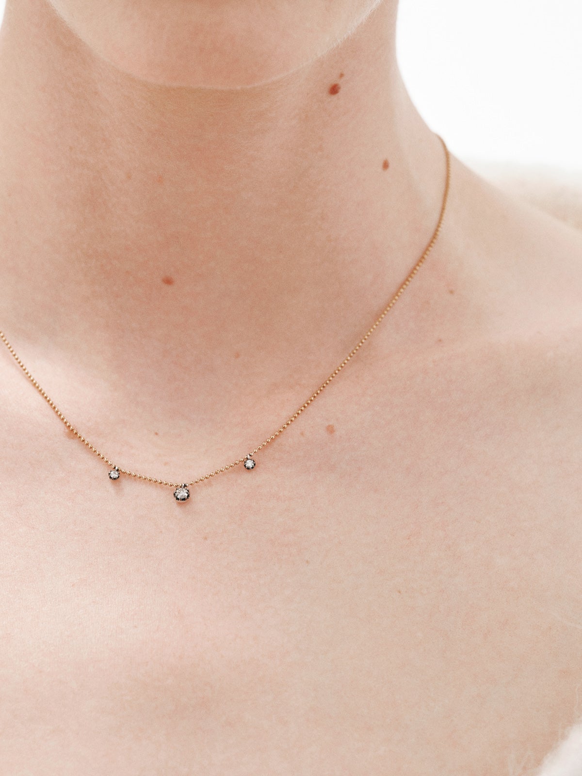 Collar de oro amarillo de 18K con efecto envejecido y diamantes en talla brillante