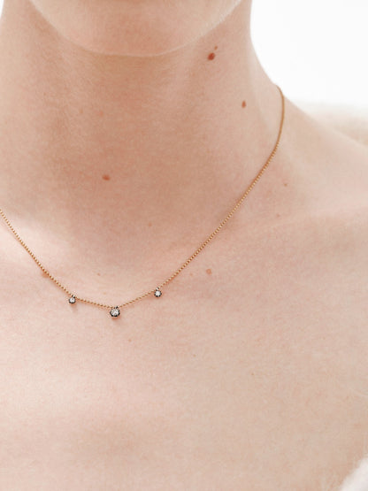 Collar de oro amarillo de 18K con efecto envejecido y diamantes en talla brillante