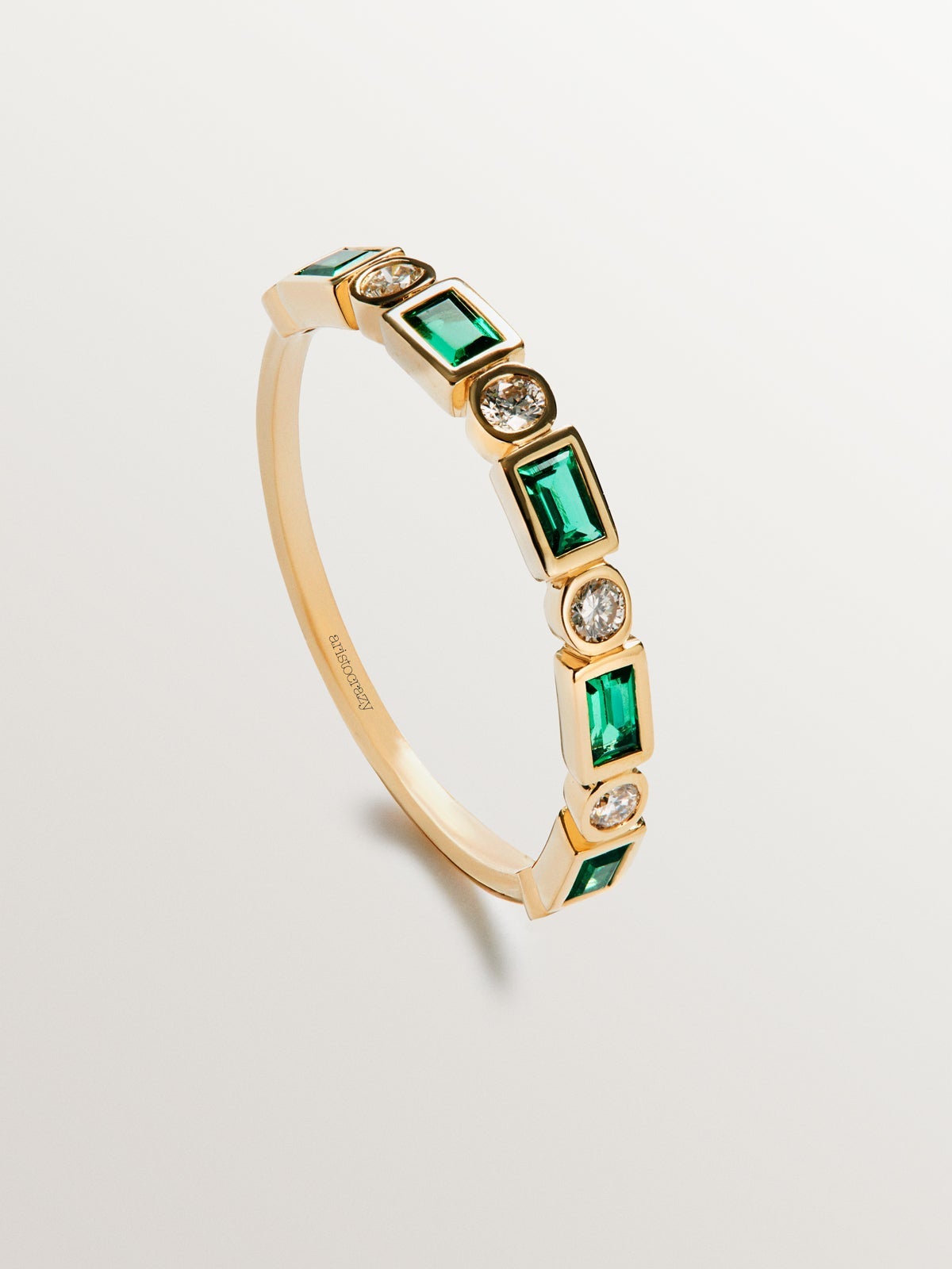 Anillo de oro amarillo de 9K con esmeraldas verdes y diamantes