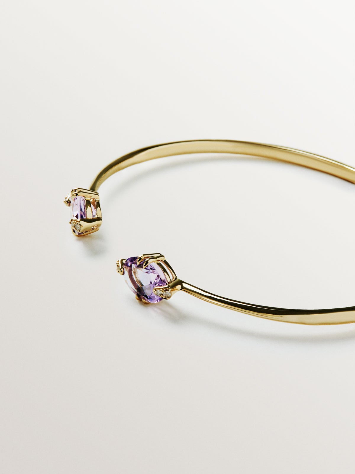Pulsera abierta de oro amarillo de 9K con amatistas rosas y diamantes