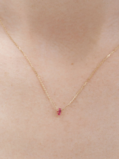 Colgante de oro amarillo de 9K con rubís