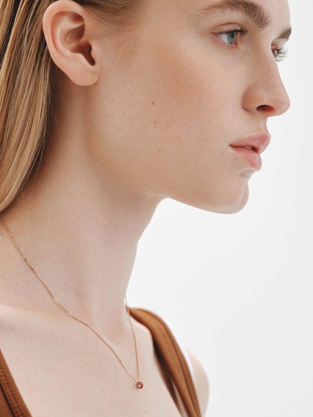 Colgante de oro amarillo de 9K con rubís