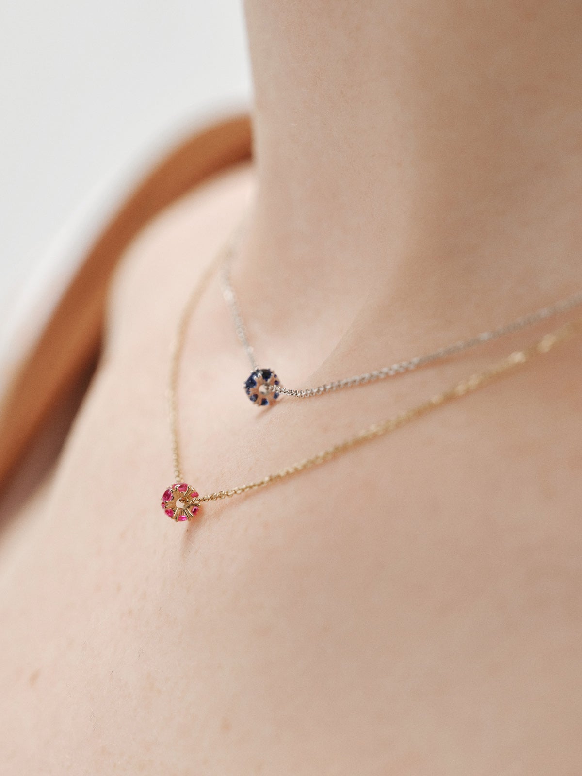 Colgante de oro amarillo de 9K con rubís