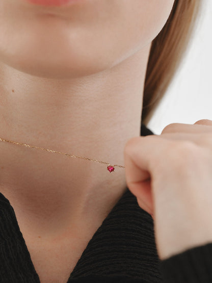 Colgante de oro amarillo de 9K con rubí rojo en talla corazón