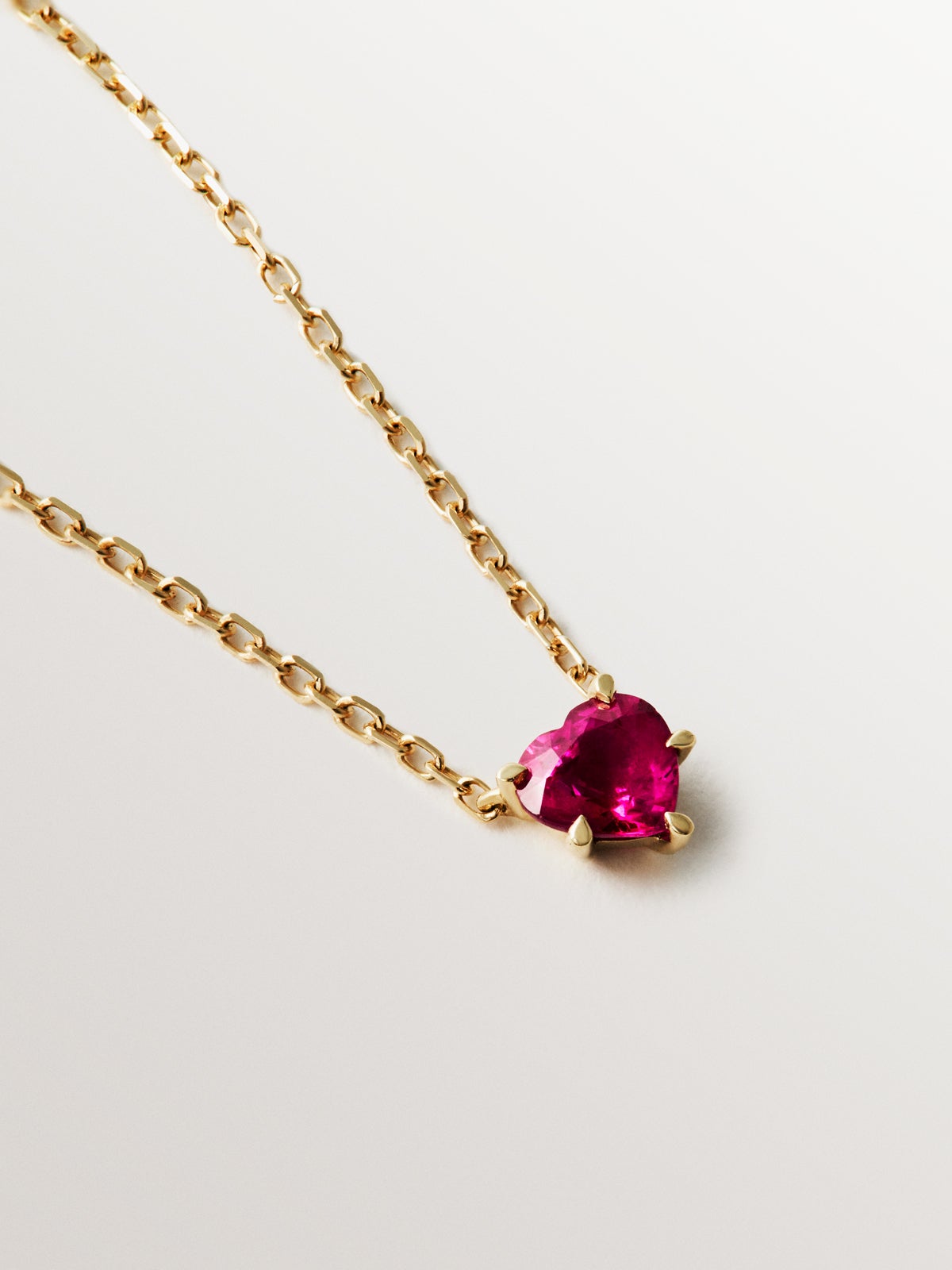 Colgante de oro amarillo de 9K con rubí rojo en talla corazón