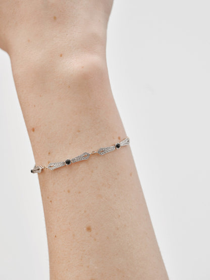 Pulsera de oro blanco de 18K con ónix negro y diamantes en talla brillante