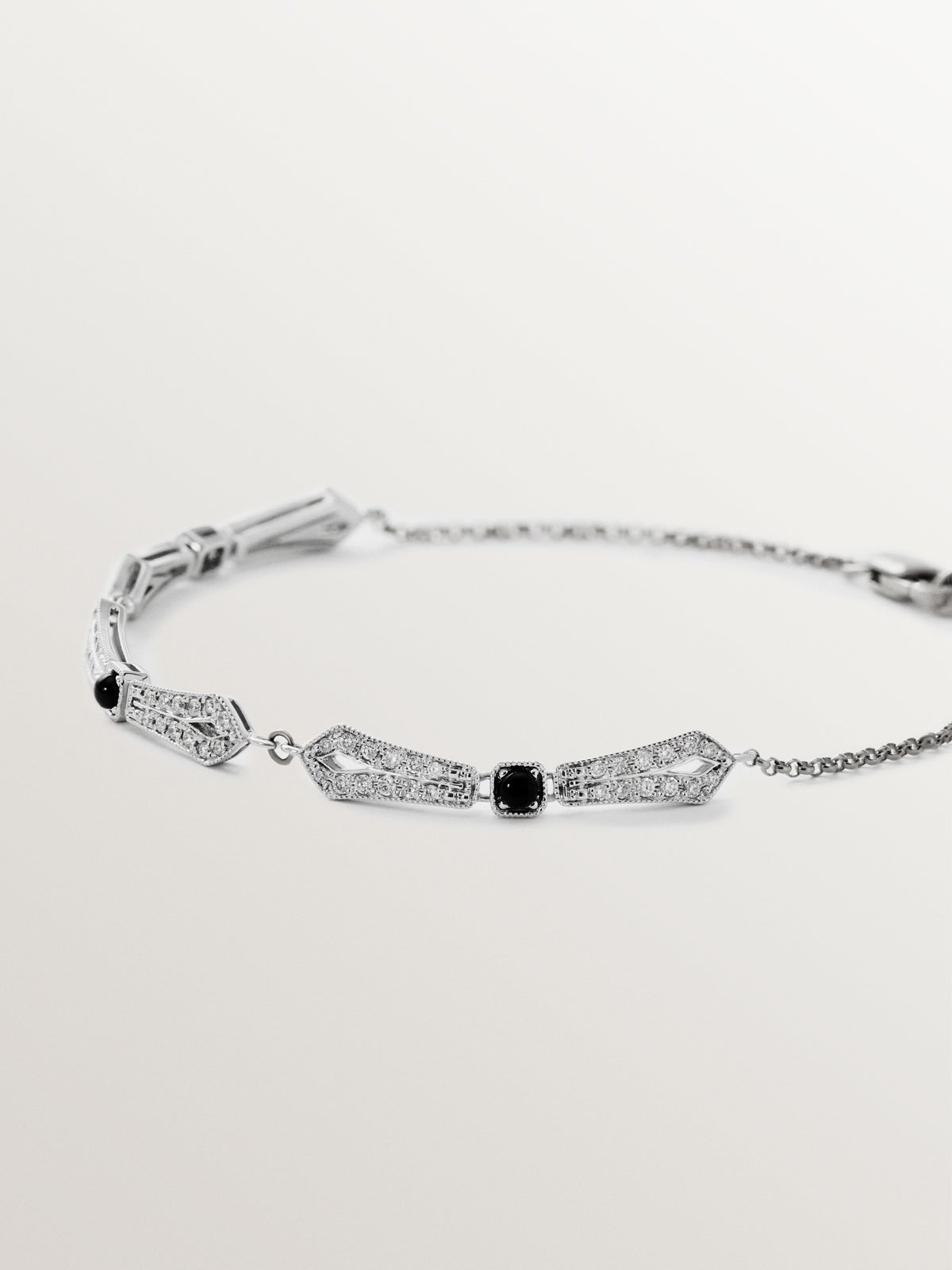 Pulsera de oro blanco de 18K con ónix negro y diamantes en talla brillante